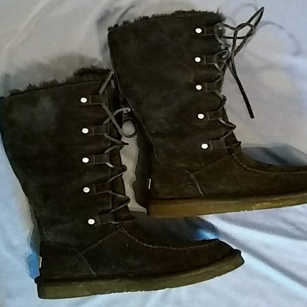 EUC Furry inside UGGs size 7 run small